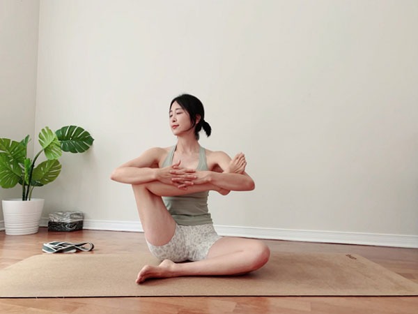 V987_yoga_1.jpg