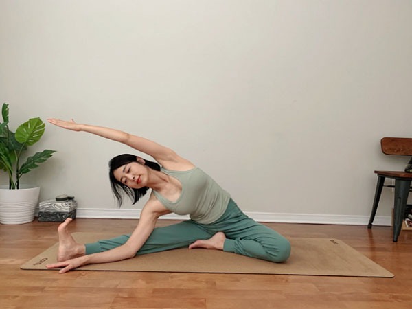 V988_yoga_01.jpg