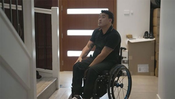 9news_NDIS-지원-중단-후-계단을-기어-올라가야-하는-남성.jpg